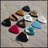 Merry Christmas Tin with 12 Guitar Picks for Electric Guitar