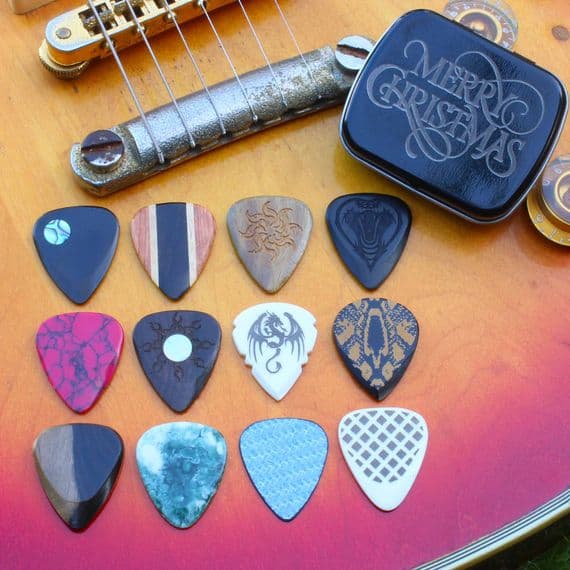 Merry Christmas Tin with 12 Guitar Picks for Electric Guitar