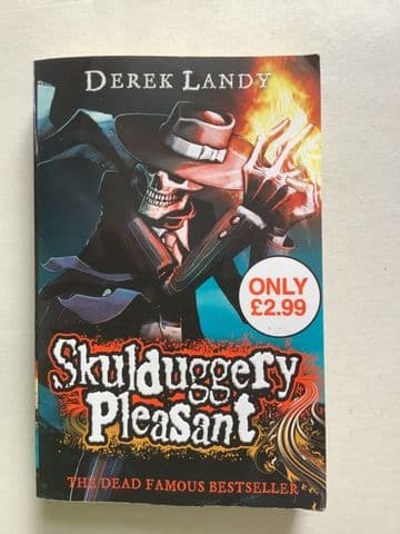 Derek Landy:  Skulduggery Pheasant, (Paperback Book 2008)