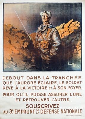 De Première Guerre Mondiale, Debout dans la tranchée éclairée par les premiers rayons du soleil, le soldat rêve de victoire.