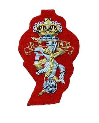 REME Royal Electrical Mechanical Engineers Officers Cap Badge On Red