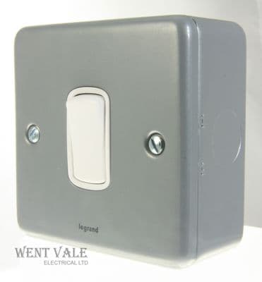 Legrand Synergy - 7338 05 - 10a 1 Gang Intermediate Metalclad Switch New