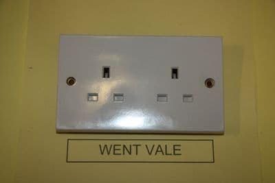 Vimark 1208 - 13a 2 Gang Un-switched Socket New