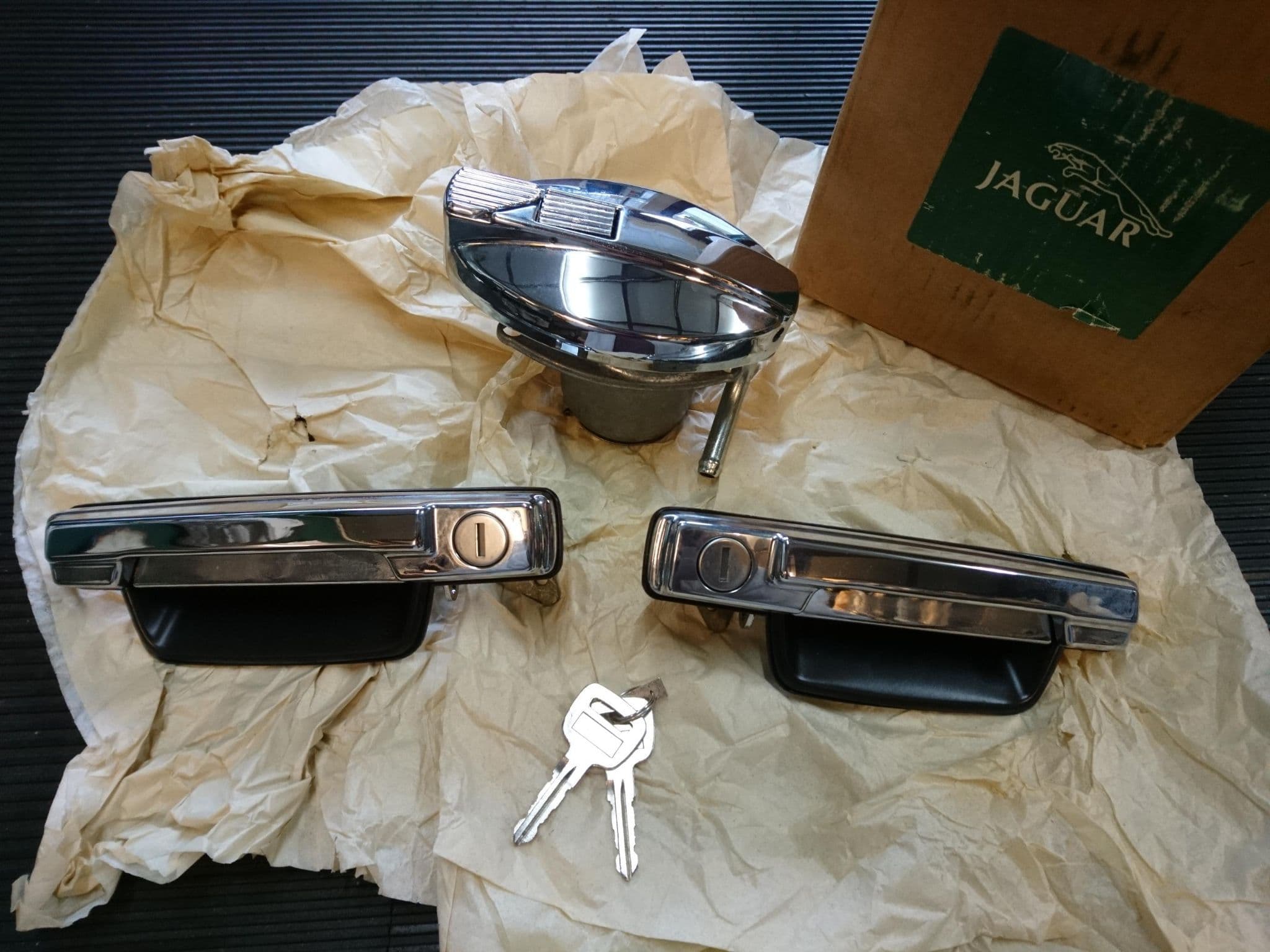 BEC5339 - XJS Pair of Door Handles & Fuel Filler