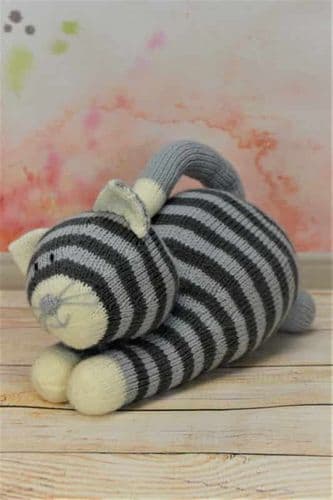 KBP-189 KNITTING BY POST THE PLAYFULL CAT DK KNITTING PATTERN