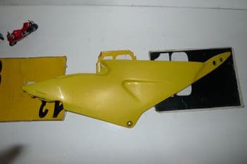 APRILIA RSV 1000 MILLE RIGHT SIDE PANEL DIS101783 DX (LOC-C)