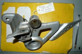 HONDA CBF 125 CBF125 2010 RIGHT riders foot rest hanger ( (LOC-C)