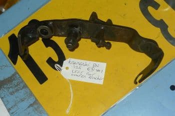 KAWASAKI BN125 RIDERS RIGHT FOOT HANGER BRACKET foot rest #1 (LOC-C)