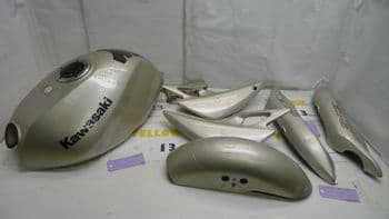 KAWASAKI ER5 C-1 BREAKING.  FUEL TANK & FAIRINGS 7 ITEMS  #5(CON-D)