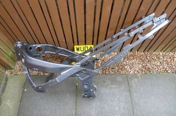 KAWASAKI ZZR600 BREAKING. FRAME + V5. #2 ((WEB-STOCK))((A-SK)) (67-B)