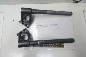 KAWASAKI ZZR600 BREAKING. L+R HANDLEBARS #4 (LOC-C)