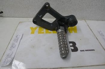 KAWASAKI ZZR600 BREAKING. LEFT PILLION FOOT HANGER & PEG #4 (LOC-C)