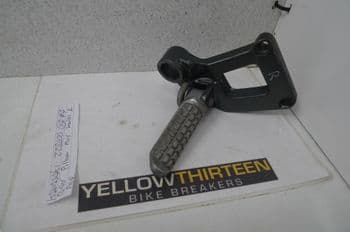 KAWASAKI ZZR600 BREAKING. RIGHT PILLION FOOT HANGER & PEG #4 (LOC-C)