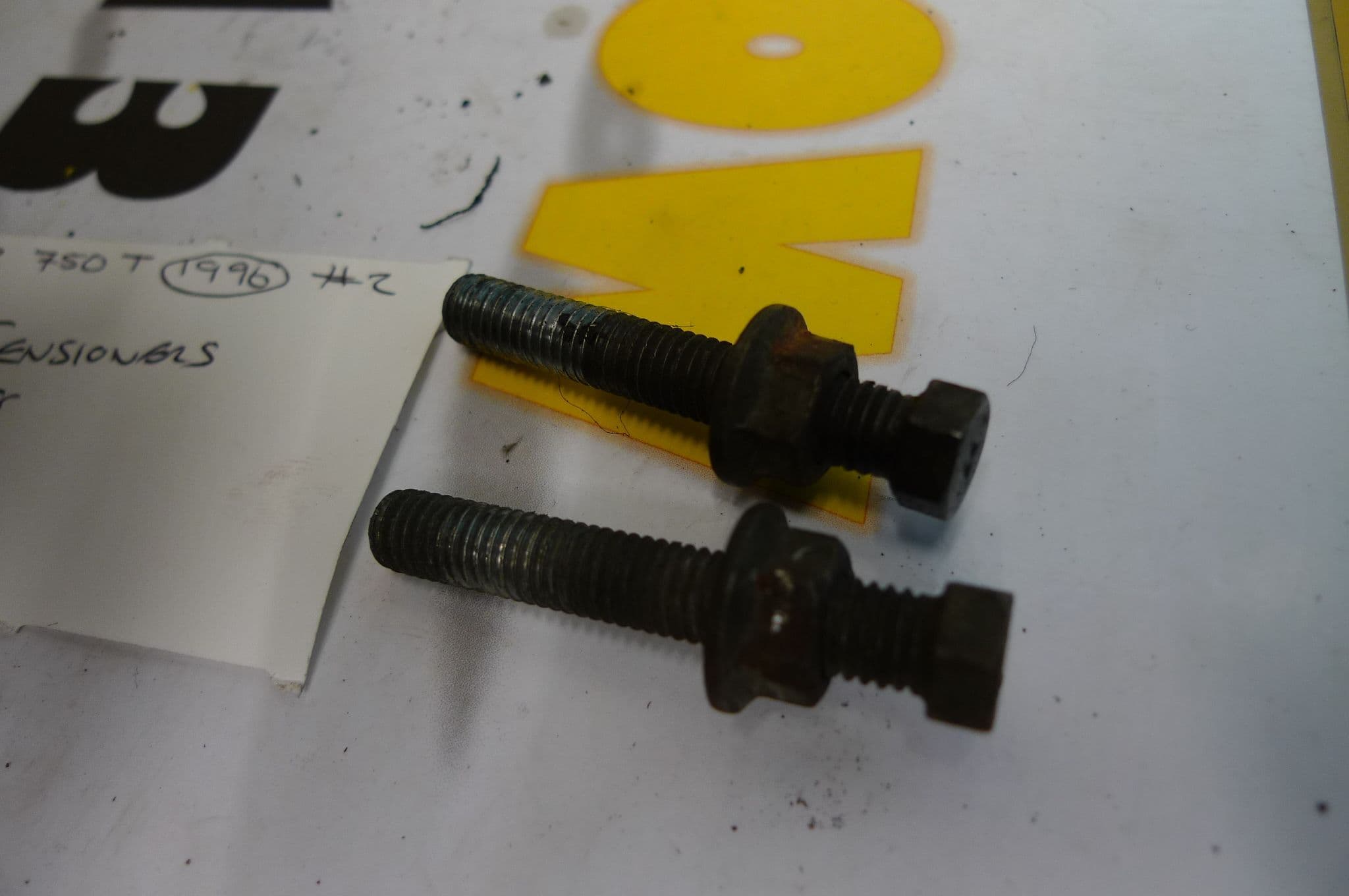 SUZUKI GSXR 750 T SRAD BREAKING ALL PARTS CHAIN TENSIONER BOLTS 2 LOCA