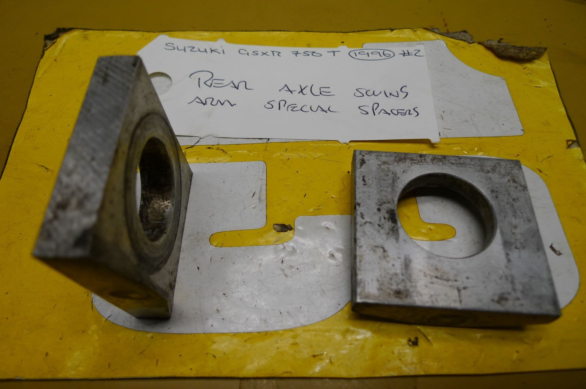 SUZUKI GSXR 750 T SRAD REAR AXLE SWINGING ARM SPECIAL SPACERS 2 LOCA