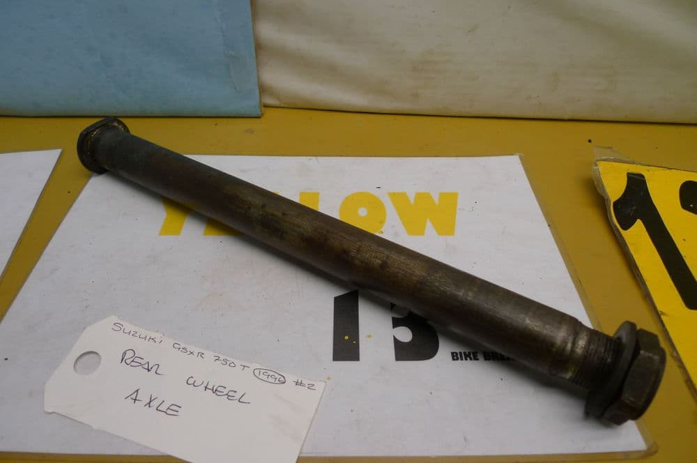 SUZUKI GSXR 750 T SRAD REAR WHEEL AXLE 2 MOTORBIKE BREAKERS LOCA