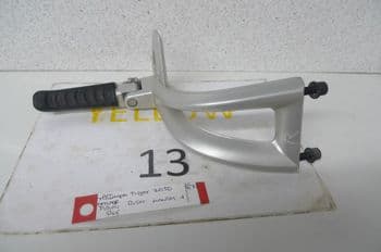 TRIUMPH TIGER 1050 PILLION RIGHT FOOT HANGER + PEG (CON-F)