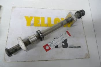 TRIUMPH TIGER 1050 REAR WHEEL AXLE & SPECIAL SPACERS (CON-F)