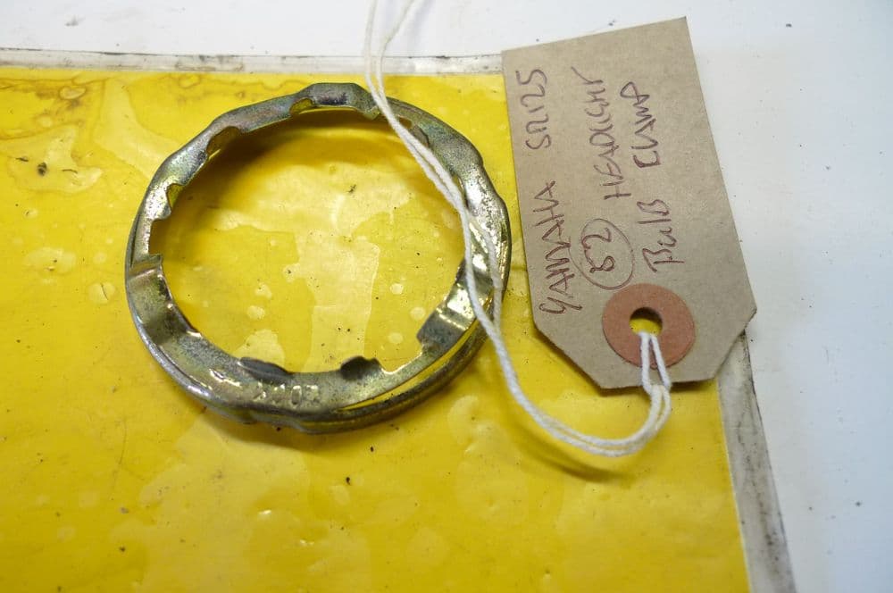 YAMAHA SR125 FRONT HEADLIGHT BULB CLAMP LOCC