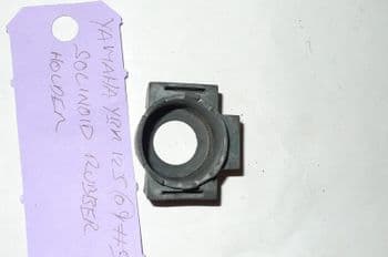 YAMAHA YBR125 BREAKING. SOLENOID RUBBER HOLDER. EBAY BREAKERS #5 (LOC-C)