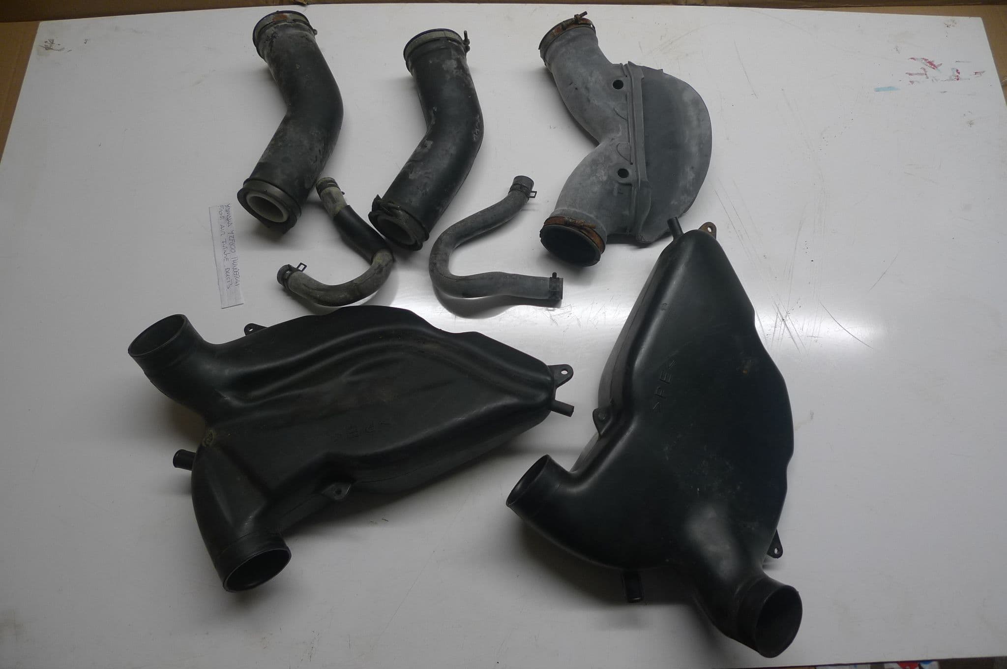 YAMAHA YZF600 THUNDERCAT BREAKING FRONT AIR INTAKE DUCTS LOC-C