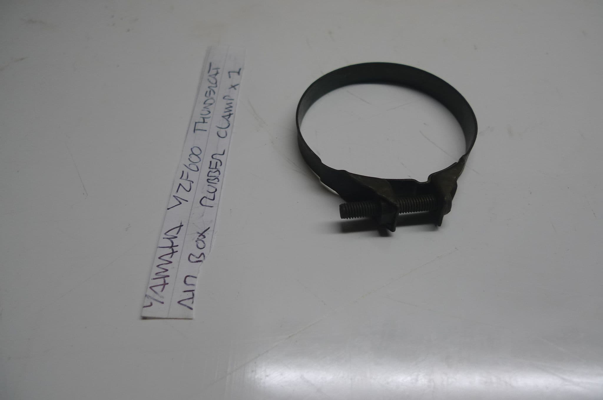 YAMAHA YZF600 THUNDERCAT BREAKING AIRBOX DUCT RUBBER CLAMP X 1 & x28